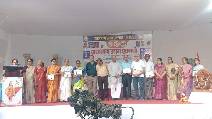 ग्रामायण प्रदर्शनात रांगोळी, निबंध आणि ज्येष्ठ गटातील निबंध स्पर्धेचे बक्षीस वितरण ग्रामायण प्रदर्शनात रांगोळी, निबंध आणि ज्येष्ठ गटातील निबंध स्पर्धेचे बक्षीस वितरण