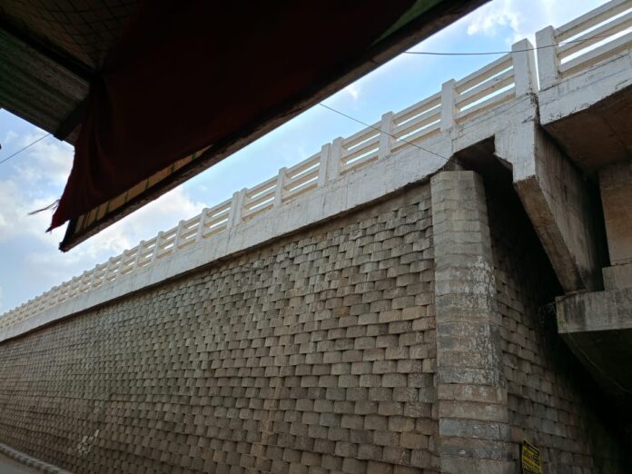 Forgetting the streetlight on the main flyover at Khat........! Forgetting the streetlight on the main flyover at Khat........!