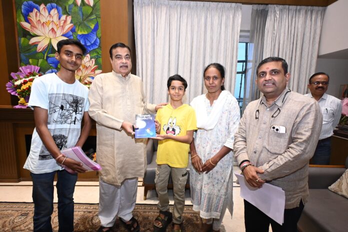१२ वर्षांच्या विराजमध्ये ‘विशेष’ टॅलेंट, गडकरींनी केले कौतुक! १२ वर्षांच्या विराजमध्ये ‘विशेष’ टॅलेंट, गडकरींनी केले कौतुक!