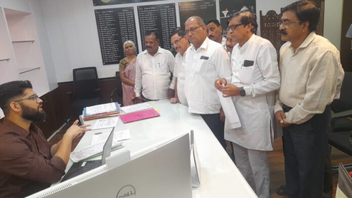 सेवा निवृत्त शिक्षकांमध्ये नाराजी; प्रशसनाच्या निषेधार्थ निषेधात्मक निदर्शने करण्याचा ठराव