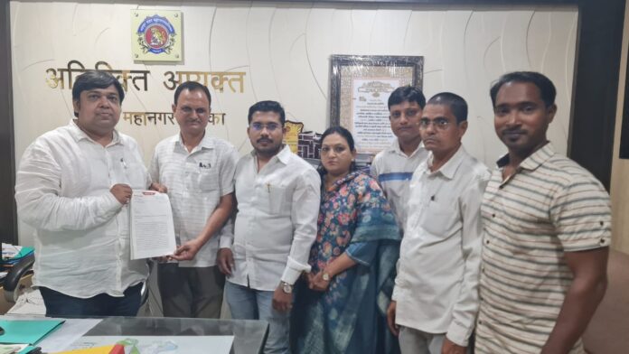 3.56 कोटींच्या दुभाजकाचे काम रद्द करून रस्त्याचे काम करा.... पप्पू देशमुख