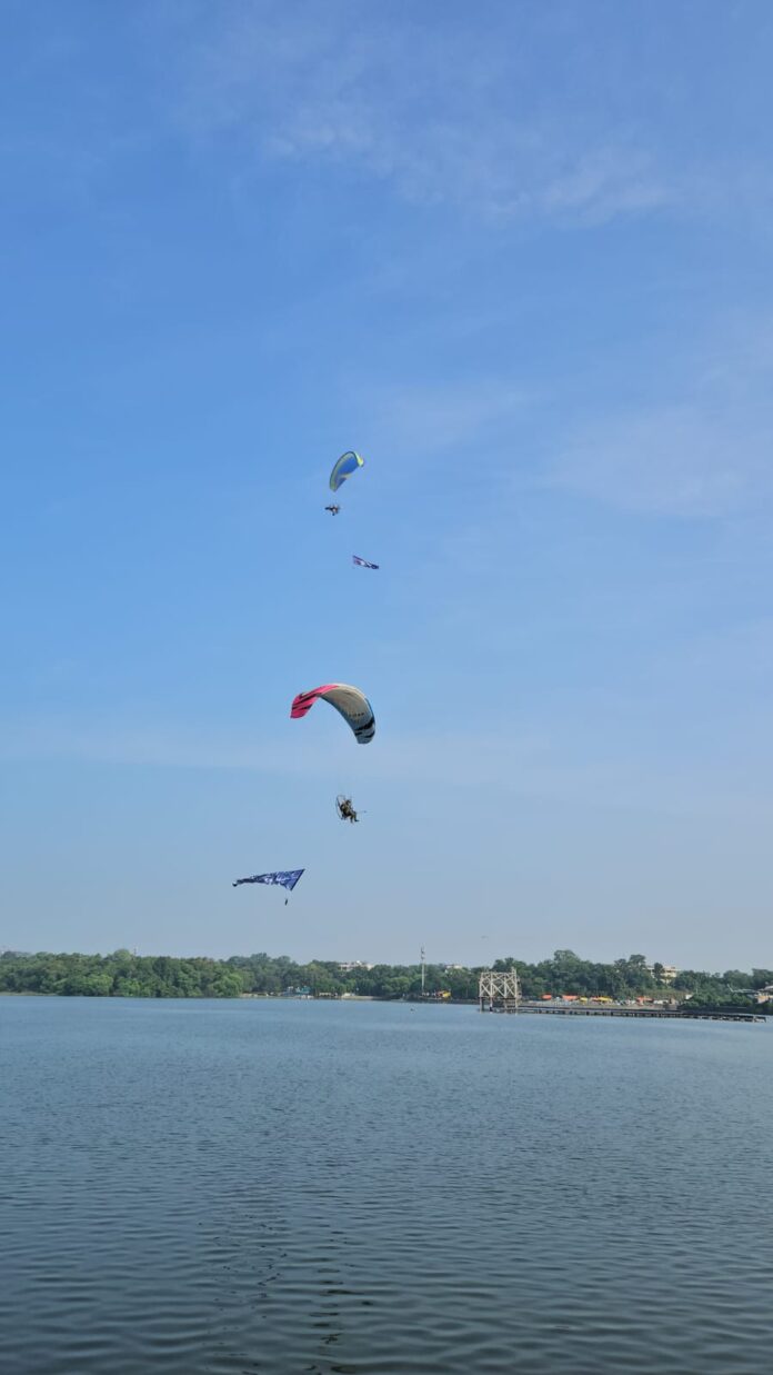 फुटाळा तलावावर पॅरामोटरींगच्या थरारक उड्डाणांनी नागपूरकरांना केले मंत्रमुग्ध